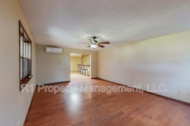 Building Photo - 501 Calle del la Angel