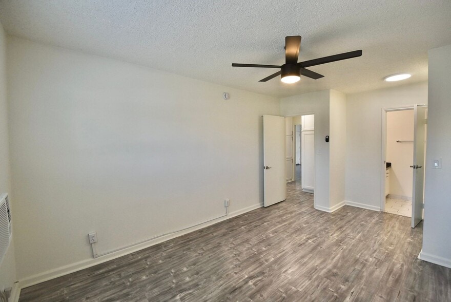 Building Photo - 12142 Burbank Blvd