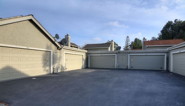 Building Photo - Beautiful Remodeled Home w/Attached 2 Car ...