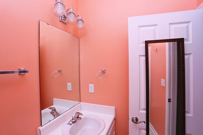 Building Photo - 915 Cinnamon Dr