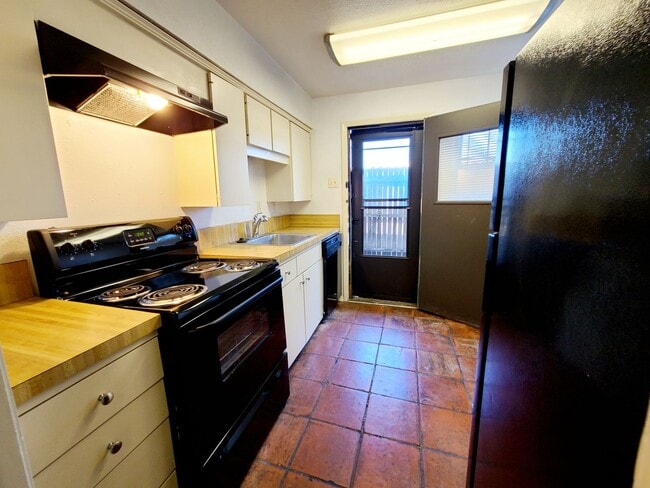 Building Photo - 10248 Regal Oaks Dr