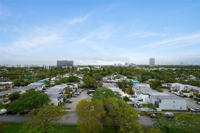 Building Photo - 2000 NE 135th St