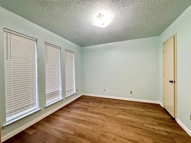 Building Photo - 1925 Glen Hill Dr