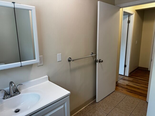 Building Photo - Briarwood 10