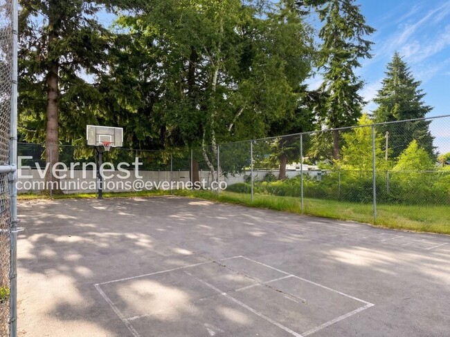 Building Photo - 2 Bed, 1.5 Bath Condo with Off-Street Parking / Available Now!