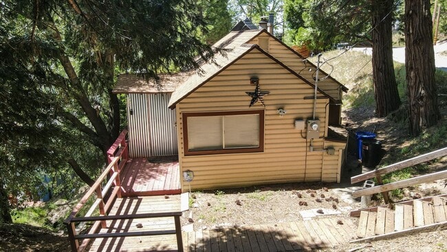 Building Photo - Small 2 bedroom 1 bath