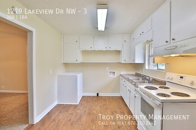 Building Photo - 1219 Lakeview Dr NW