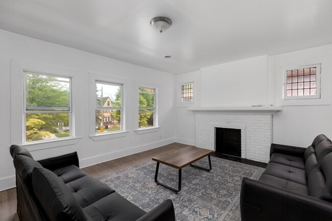 Building Photo - 3008 Cortland St