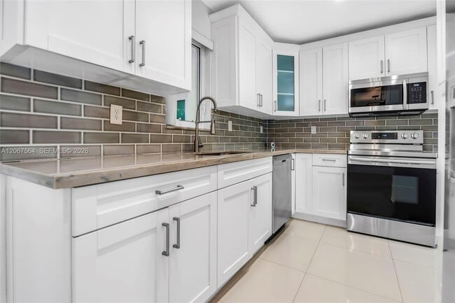 Building Photo - 9841 Dominican Dr