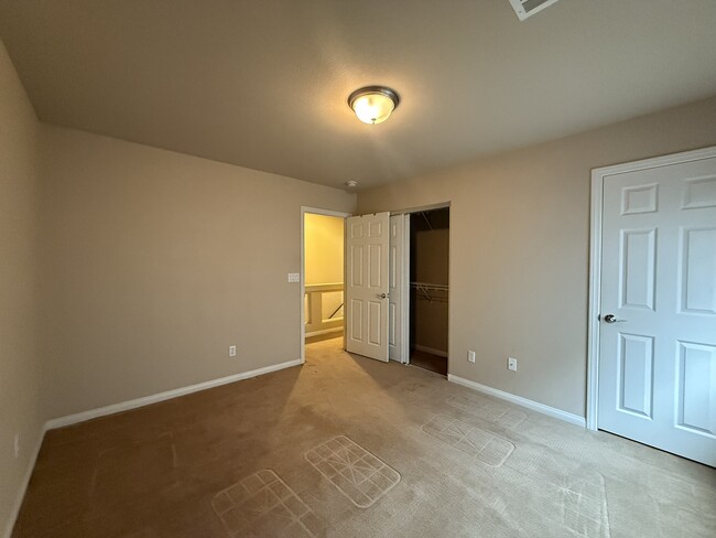 Building Photo - 6830 Philharmonic Ave