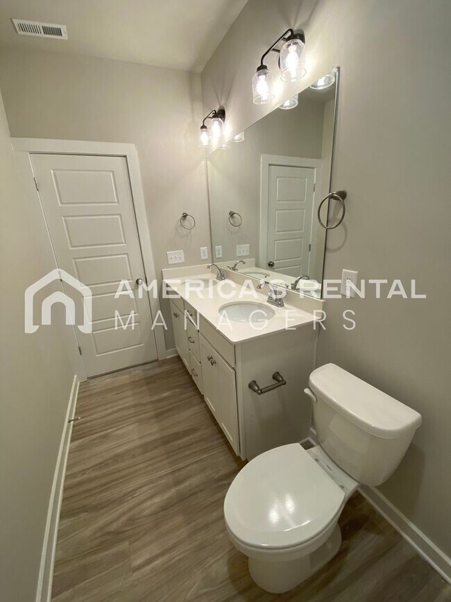 Building Photo - Home for Rent in Weaver AL. Available to V...