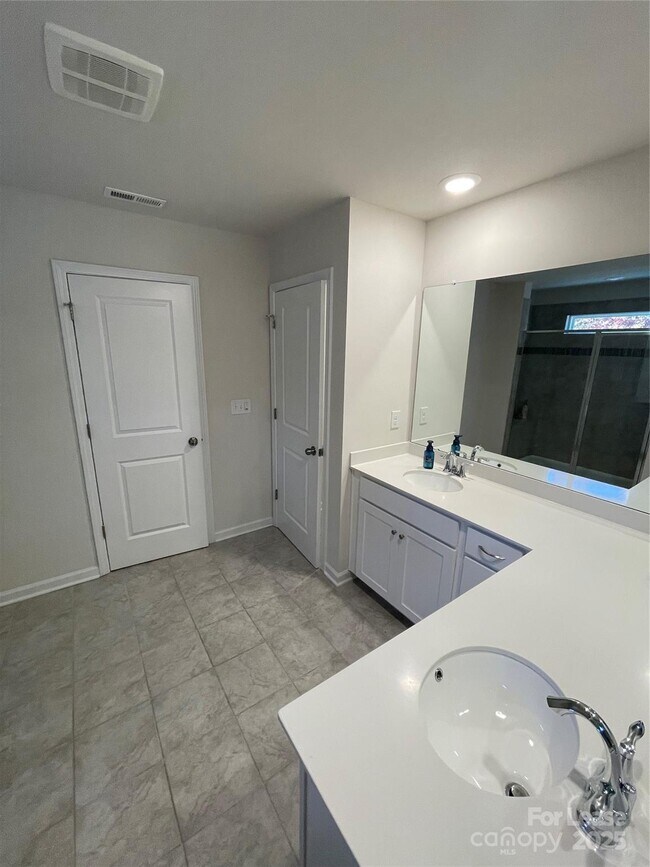 Building Photo - 398 Kennerly Center Dr