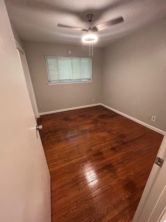 Building Photo - 3715 Rollingwood Dr