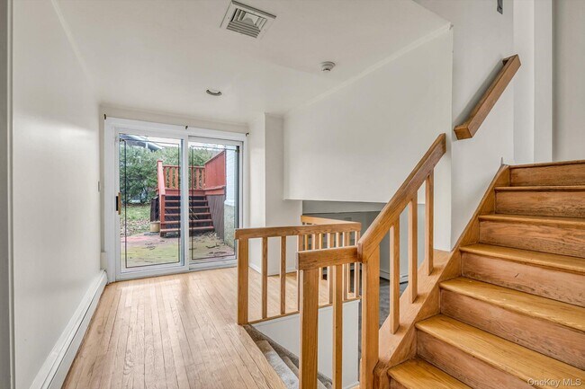 Building Photo - 16 Middle Ln