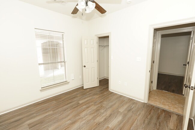 Building Photo - 9052 Winding Lake Ave