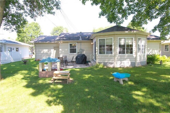 Building Photo - 4 Bedroom, 1.5 Bathroom Beautiful Home - You do not want to miss this one!