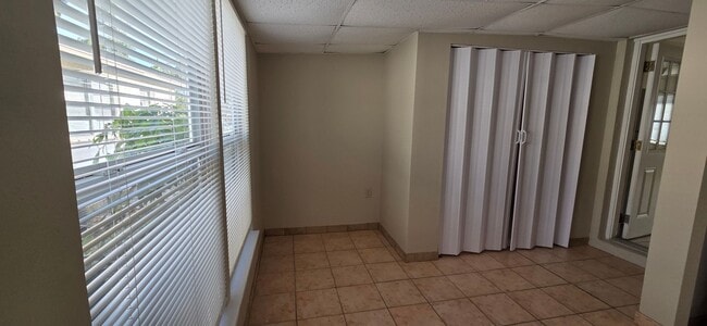 Building Photo - 2/1 Home in suberb location, pet friendly!