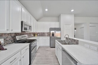 Building Photo - 19310 Young Oak St