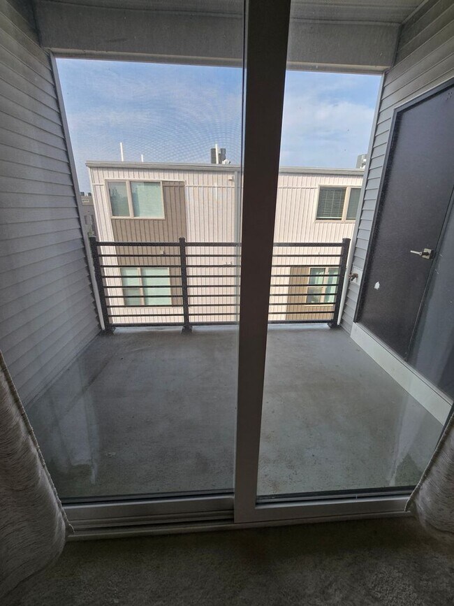 Building Photo - Gorgeous 3BD/2.5BA Waterfront Townhome!