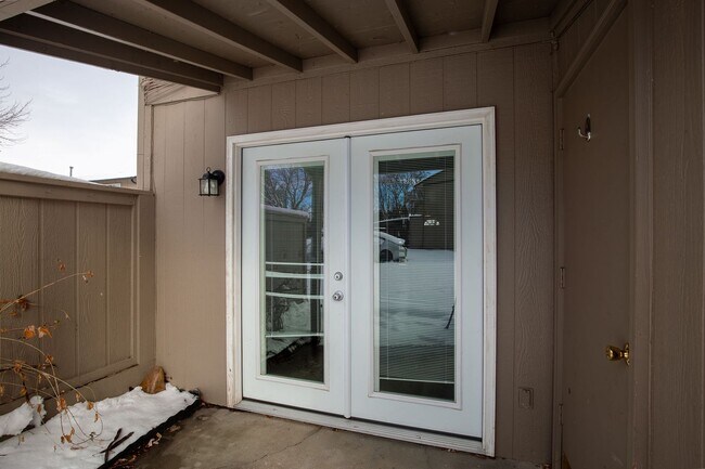 Building Photo - Newly Renovated 2 Bed 1.5 Bath Townhouse