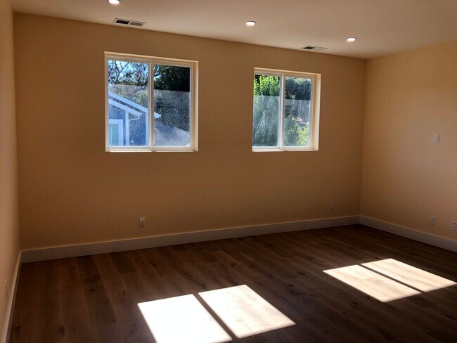 Building Photo - 463 La Paloma Rd