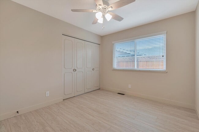 Building Photo - Duplex with 1.5 Bath and One Car Garage