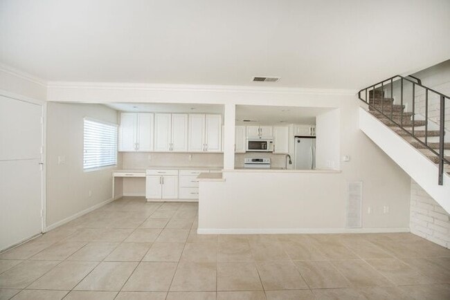 Building Photo - Huntington Beach Townhouse