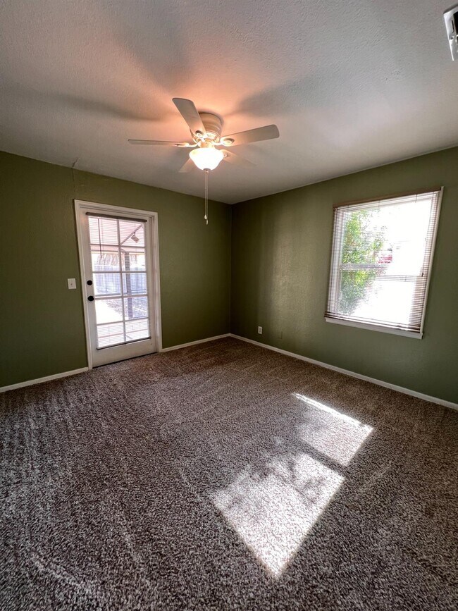 Building Photo - 3402 E Weldon Ave