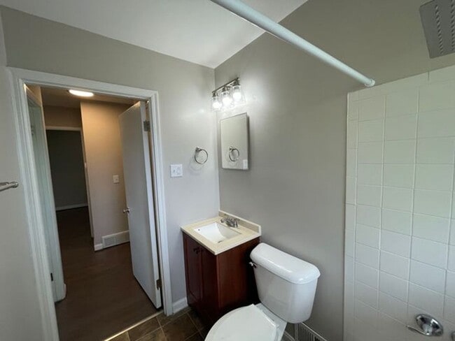 Building Photo - Amazing 3 bedroom 2 bathroom house availab...