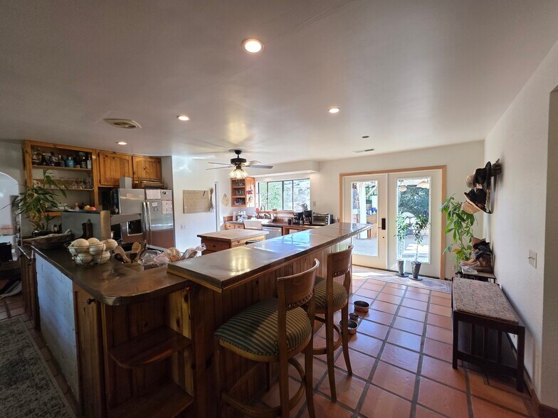 Building Photo - 2029 Willow Glen Rd