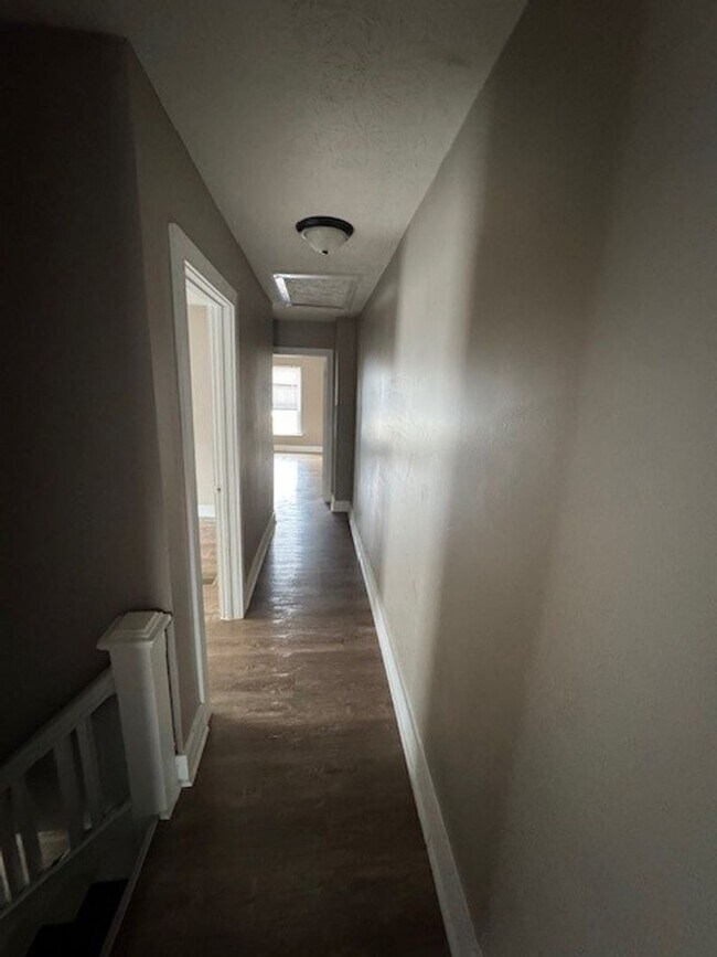 Building Photo - Newly Renovated 3BR/1BA Townhome located close to downtown Indy