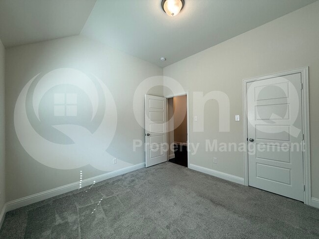 Building Photo - 3906 Greenbrier Dr