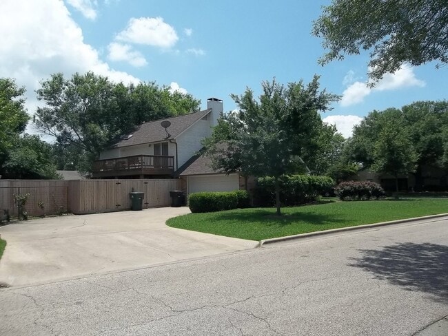 Building Photo - 3 BEDROOM, CORNER LOT