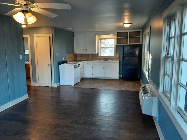 Building Photo - 609 N Oak St