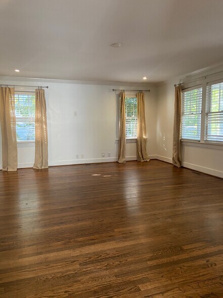 Building Photo - 907 Irving Rd