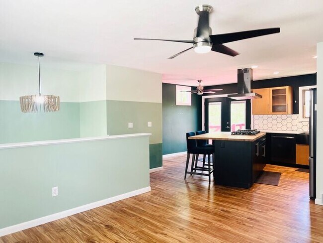 Building Photo - Gorgeous 4 bedroom, 2 bath Home with 2 car attached garage In NW Loveland, Colorado