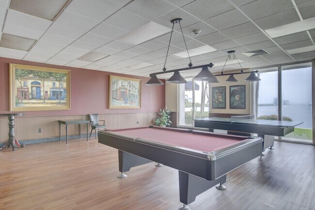 Building Photo - 500 Bayview Dr
