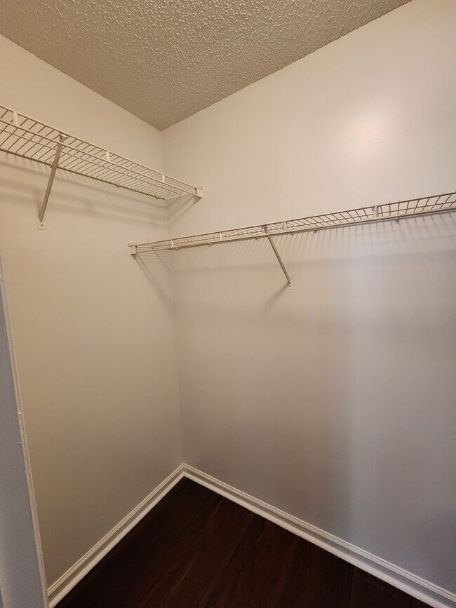 Building Photo - 908 Primrose Ln