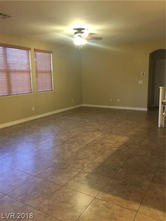 Building Photo - Gorgeous 3000+ Square Foot Bedroom!