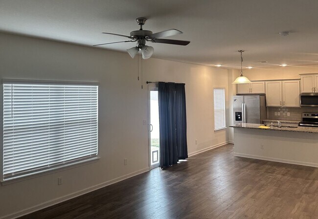 Building Photo - OPEN HOUSE Wed. 4/22 from 5pm to 7pm!  Come tour this spacious 3Bed/2.5Bath home in Maryville Cit...