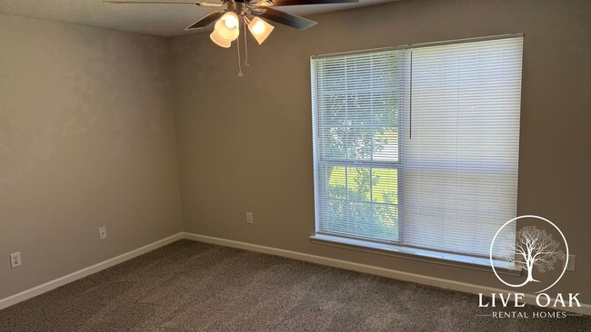 Building Photo - MOVE-IN SPECIAL: $500 OFF 1st MONTH'S RENT!**