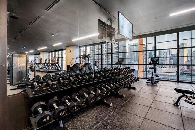 Building Photo - 601 NE 1st Ave