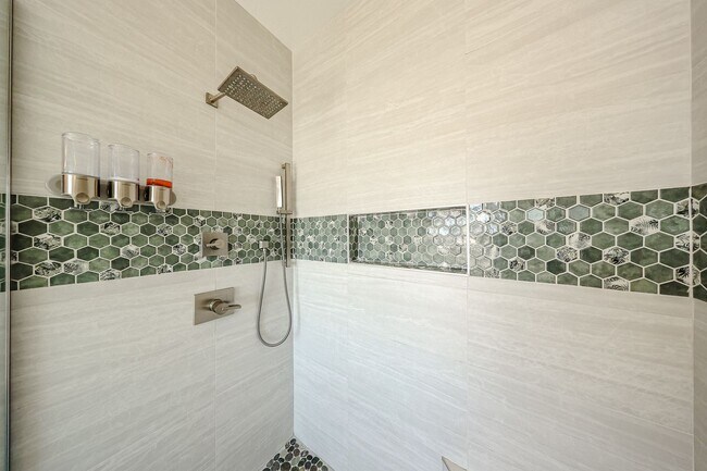 Building Photo - Beautiful 5bedrooms-2Baths Modern Style Home!