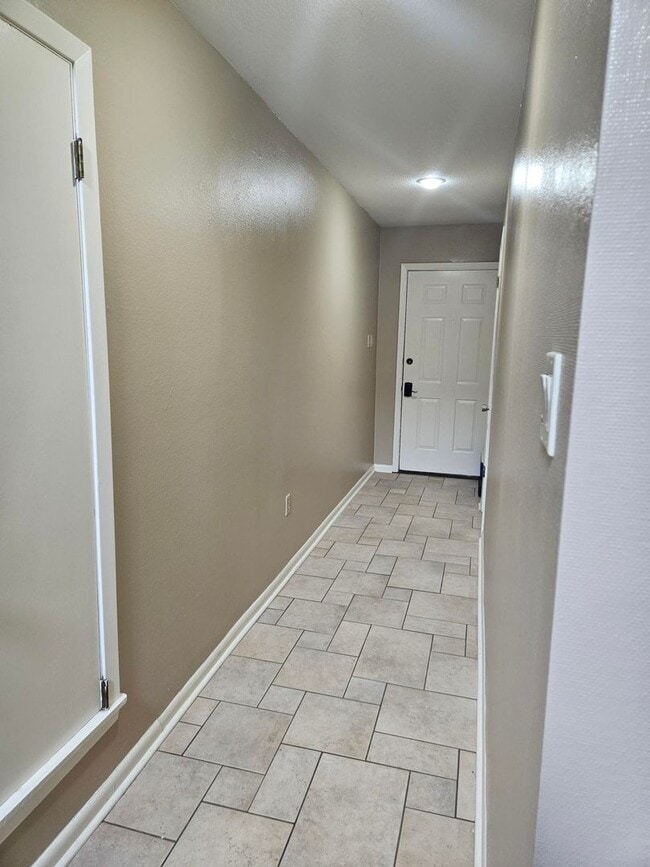 Building Photo - 2 or 3 Bed / 2 Bath Condo in Greenbriar Available Soon!