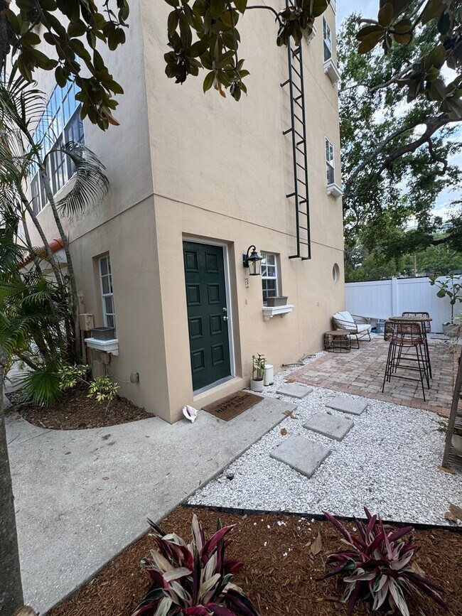 Building Photo - Private Townhouse in Heart of South Tampa
