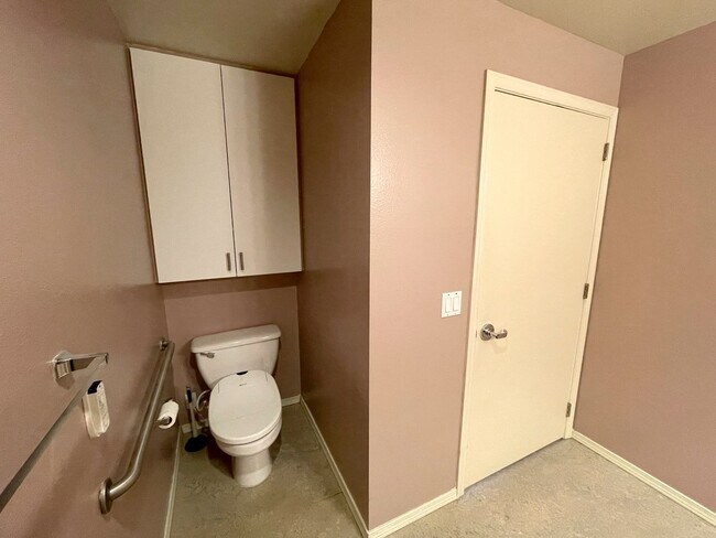 Building Photo - Fantastic Irvington Place Condo with Washe...