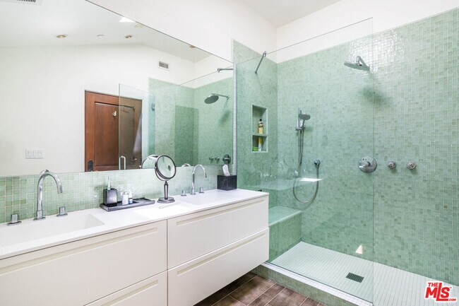 Building Photo - 604 Alta Dr