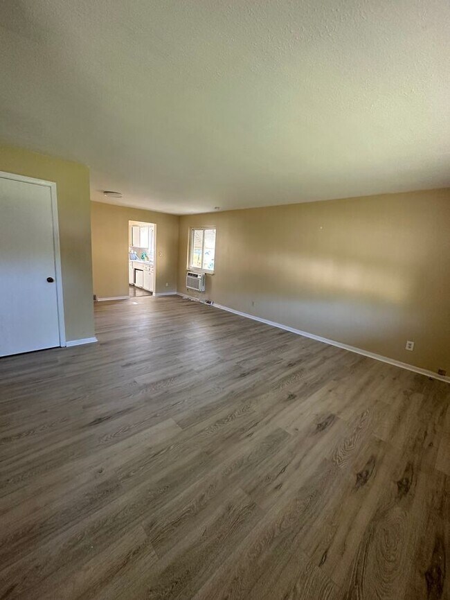 Building Photo - 8137-8137 Reed Ave