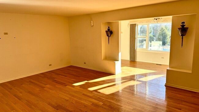 Building Photo - 304 E Hawthorne Dr