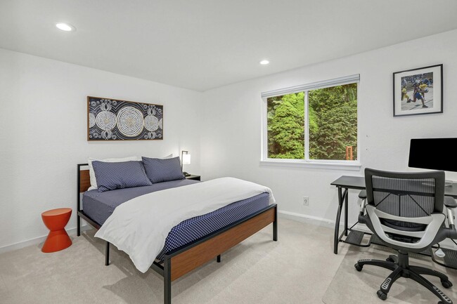 Building Photo - 5bd/2.5ba Bellevue Home
